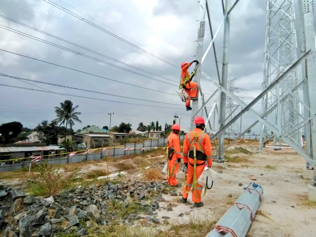 CSIEnergyGroup's tweet photo. This week our HSE team supervised a working at height training exercise covering tower climbing with an emphasis on double lanyard anchor hooking to maintain 3 points of contact
Location: 185MW Kinyerezi 1 Extension Project
#CSIEnergyGroup #SafetyCulture #HumansOfCSI https://t.co/oBAZtkrSqk