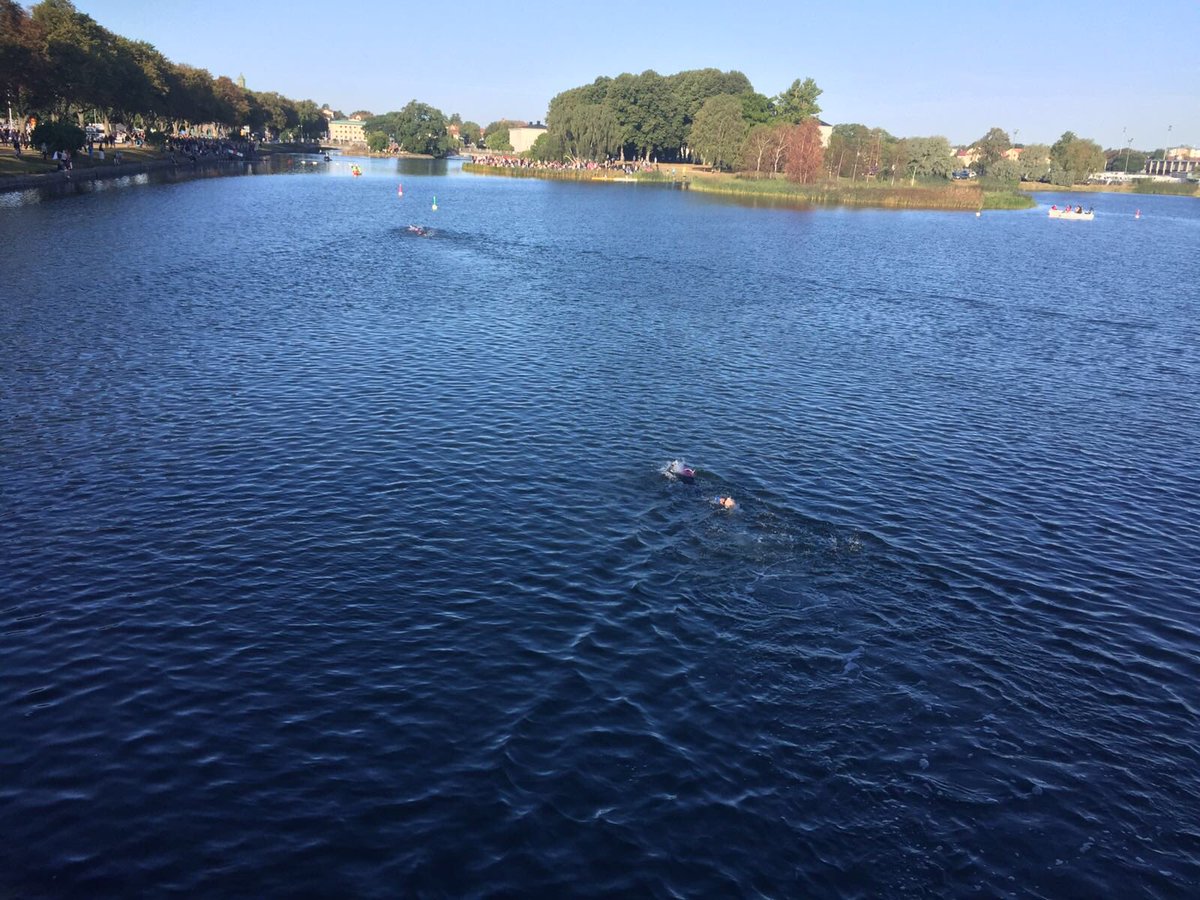 IRONMANLive's tweet photo. Top 5 women swim: Annie Thoren 52:25, @TriathlonKim 52:31, @dedegriesbauer 52:33, Emma Graaf 57:22, @AngelaNaeth 57:27 #IMKalmar #IMSweden https://t.co/D3AN0EBoWU