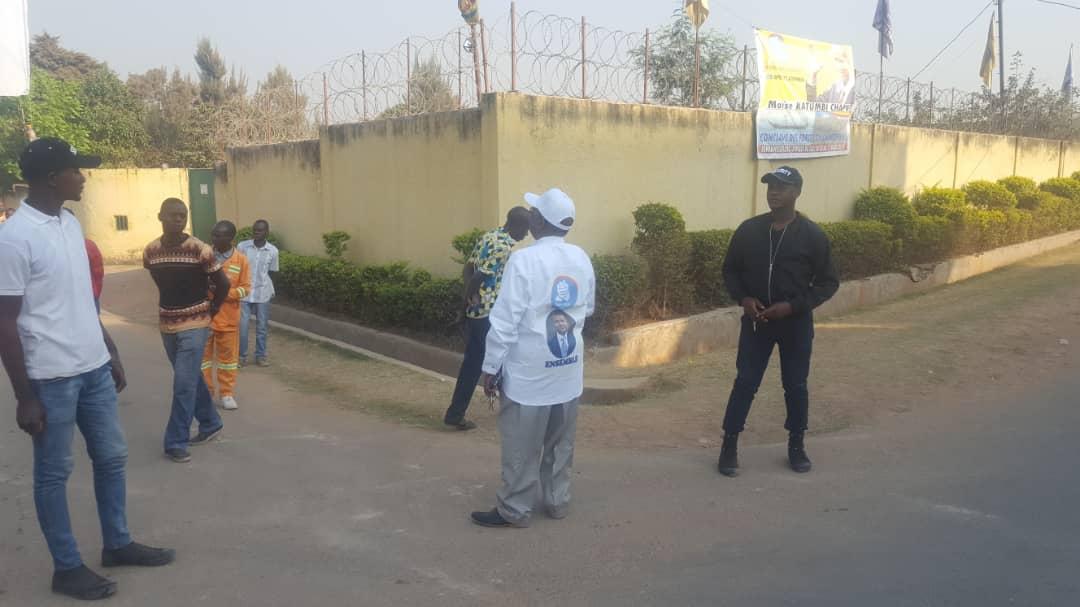 murex720's tweet photo. Peur Bleue de #JosephKabila sur ordre de #PandeKapopo #LubabaBuluma maire de la ville de #Lubumbashi la résidence du Coordo @Ensemble_MK Grand #Katanga est encerclé par la #PNC mélangé de #FARDC pour empêcher  ce dernier de tenir le meeting avec la population  de sa juridiction https://t.co/DXX82cxrLS