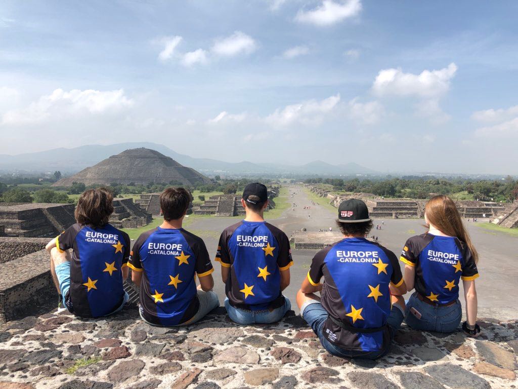jordiPuignero's tweet photo. Catalunya competirà versus Espanya i altres països al Mundial de Robòtica Educativa  que es fa a Mèxic. A la inauguració l'equip català ha desfilat sota bandera europea i amb una samarreta que fusiona una senyera catalana amb una europea. https://t.co/3GlPsTdNaW https://t.co/YCgzeon0g5