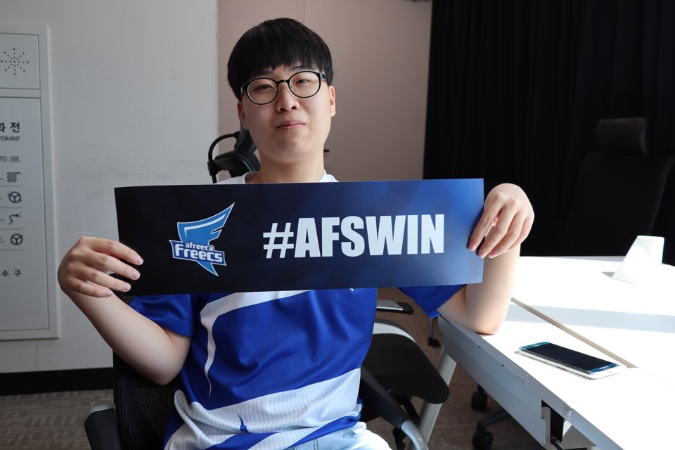 SOOPers_LoL's tweet photo. 잠시 후 5시부터 플레이오프 2라운드가 진행됩니다. 오늘 아프리카 응원석에 앉는 분들께는 치어풀을 드립니다! 치어풀과 함께 열띤 응원 부탁드립니다. 1경기 시작할 때 다같이 치어풀을 흔들어주세요 😎 https://t.co/6nSJXzN4fe