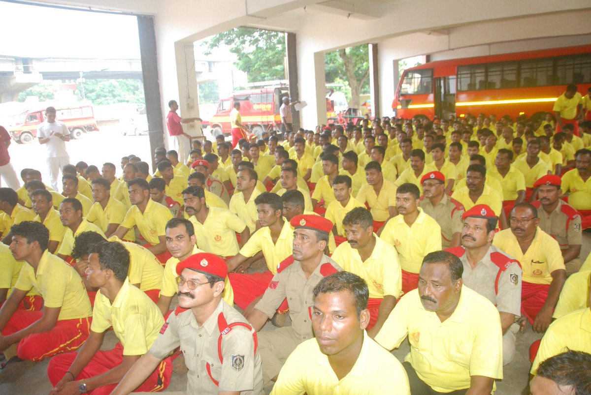 CMO_Odisha's tweet photo. Expressing concern over #KeralaFloods, CM @Naveen_Odisha pressed in to assisting rescue ops an Odisha contigent of 245 fire personnel, led by the Chief Fire Officer. Trained and experienced in flood rescue, the team is carrying 75 boats &amp; necessities like BA sets. https://t.co/Xzv1kG0uFM