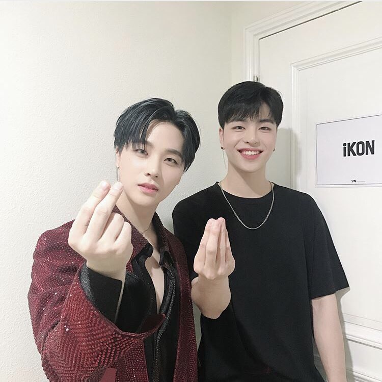 bqds_'s tweet photo. น้อน: ทำท่าเดียวกับหนู
พิ: แบบนี้หรอคะ?
น้อน: จีบดีๆสิ แบบนี้ๆๆๆ /ยื่นมือไปหา
พิ: พี่จีบหนูไม่ดีตรงไหนคะ?
น้อน: พี่จิน!! จะทำแบบไหนก็ทำ มองกล้องด้วย
พิ: ค่ะๆ ถ่ายรูปกันเนอะ :)
/กาวมากช่วยด้วย พี่จินลุคเสี่ยนี่ก็ไม่ไหวทนนะคะ!!! แล้วน้อนก็น่ารักมาก ฮืออออ #jinjun #jinhoe https://t.co/bzrLnm6XX4