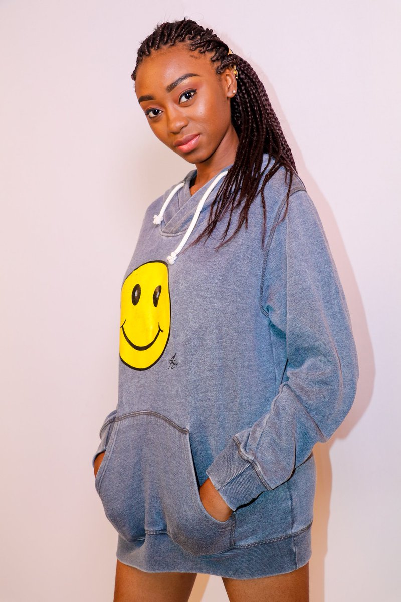 MaisonLaVerite's tweet photo. #JessicaUrsulle wearing SMILE IS LaVérité Sweatshirt concept by #brandonsentinel shot by #StudioGothaHybride . Le Sweat-shirt est disponible à seulement 10000fcfa et aussi en t-shirt 7000fcfa #prixpromotionnel chez #MaisonLaVerite , située à l'avenue 420 King Akwa . https://t.co/NnURJZrlNt