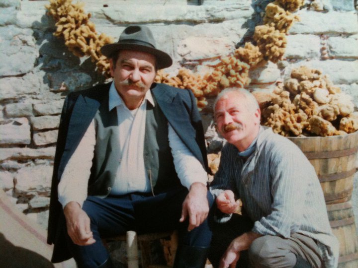 Adı Tuncer Necmioğlu idi.
Umut
aşk
barış
kardeşlik
dostluk
yarenlik
dayanışma
kavga
şiir
müzik
tiyatro
resim
heykel
film
çocuk
çiçek
kedi
ağaç
su
toprak
ve
mavi gökyüzü nedir ondan öğrendim.
Yazılmamış bir masal gibi yaşadı ve henüz söylenmemiş bir şiir gibi göçüp gitti