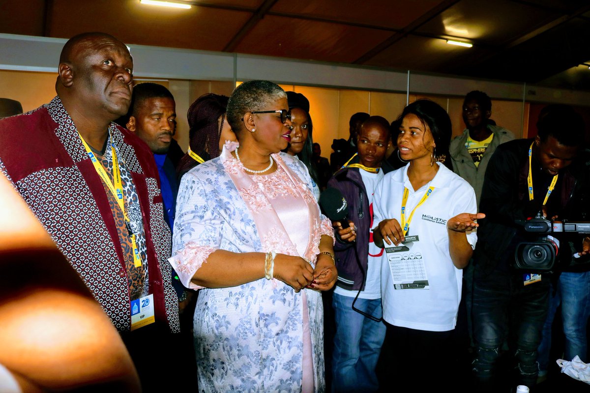 Holistic_CS's tweet photo. Her worship, our @eThekwiniM Mayor came to our stand yesterday for interaction and we couldn't be much happier and felt so special ❣️ Siyabonga! @DBNBusinessFair #dbf20 #dbfconversations #TeamHolistic https://t.co/T9QxyfYsCa