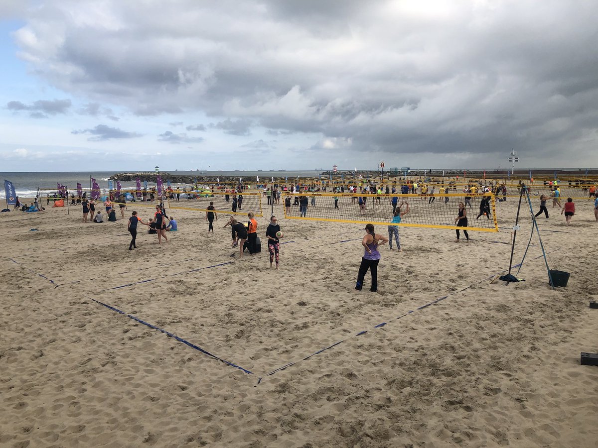 MartinBxn's tweet photo. We staan dit weekend met het #beachcircuit op een nieuwe locatie: het Zuiderstrand, tussen Scheveningen en Kijkduin. Kennelijk nog een beetje onbekend want βmaarβ 60 velden. Wel een hele leuke plek!#beachvolleybal https://t.co/DAkHz0tqLv
