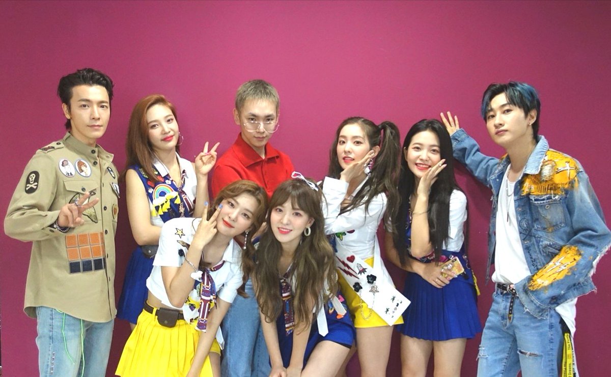 SMTOWNGLOBAL's tweet photo. '#머리부터발끝까지' 첫 방송 무대를 마친 슈퍼주니어-D&amp;E, ''#PowerUp' 으로 쇼음악중심 1위를 수상한 #레드벨벳 을 응원하러 깜짝 방문한 #SHINee #KEY 가 함께한 모습을 포착📸! #SMTOWN 여러분 주말에도 많은 사랑과 관심 부탁 드리고 노래 같이 들어요~🎶🎵🎧😉
@SJofficial @SHINee @RVsmtown https://t.co/MZHZRDVphU