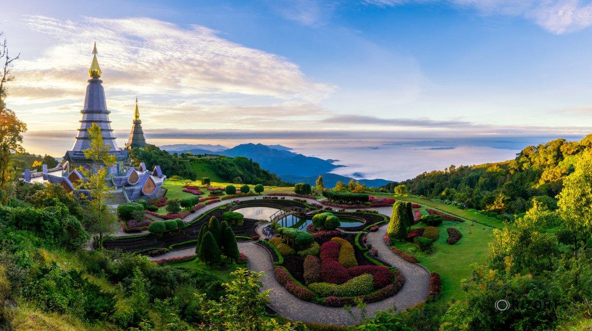 RizortVacations's tweet photo. Glittering temples are now just a click away. Get a closer look at the rich and vivid culture of Thailand. #GetThere #vrrizort #thailand https://t.co/c08vKa2QpT
