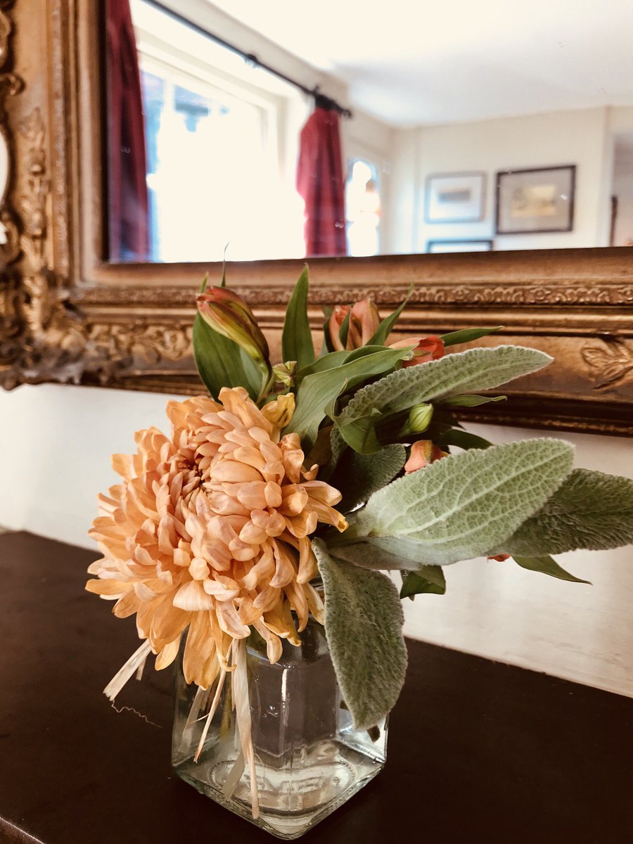 Little jars make great table vases and are fab for those short stems ... #locallygrownflowers #BritishFlowers #tableflowers #GrownNotFlown #stylingtheseasons #pubflowers @AlstroemeriaBen