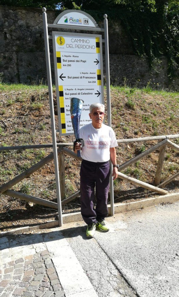 La Fiaccola del Perdono muoverà oggi listata a lutto. #genova #luttonazionale #Perdonanza724