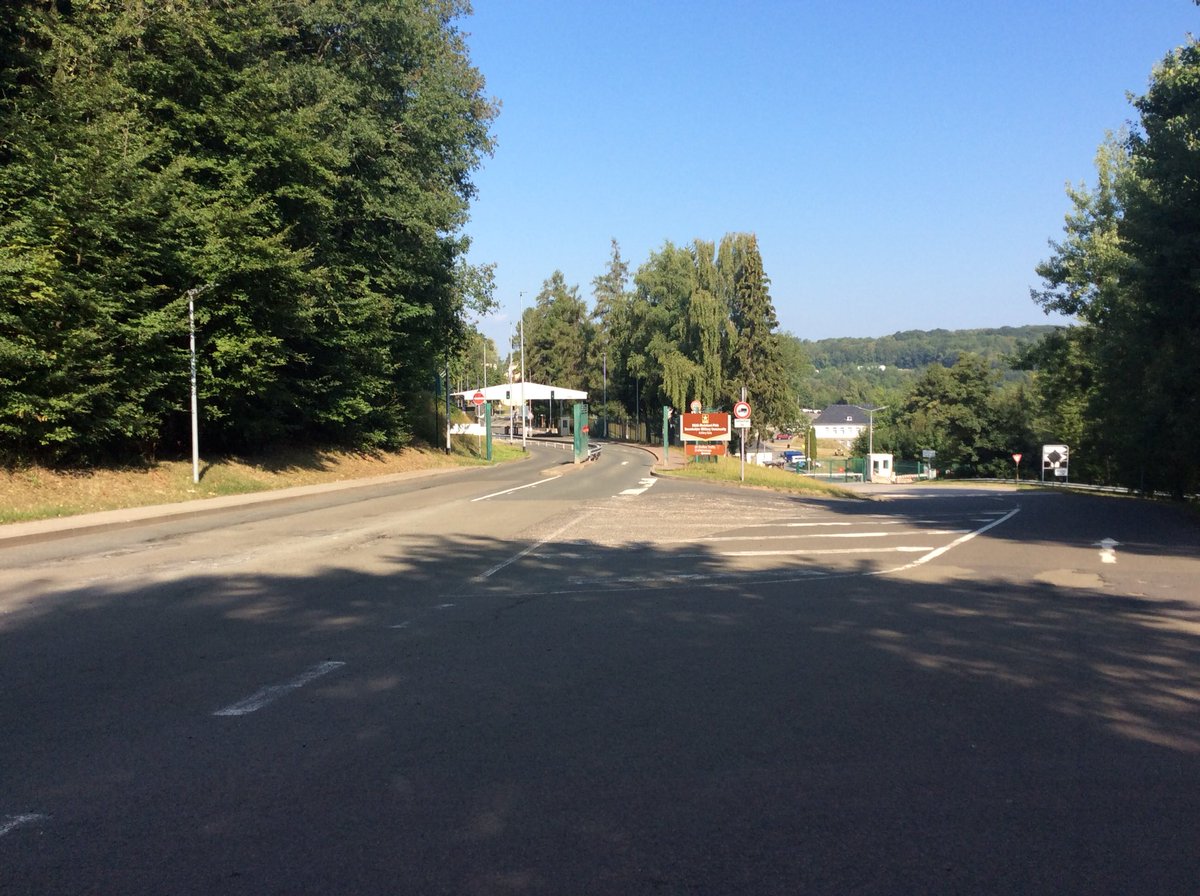 PolizeiTrier's tweet photo. Die US Base in #Baumholder bietet keinen Zugang zur #RallyeDeutschland. Die #Navigationssysteme wollen über die Einrichtung zur #Panzerplatte abkürzen. The Military Base in #Baumholder is closed for #Rallye #Spectators. #WRC #ADACRallyDeutschland #2018 https://t.co/w5kXNGKMGg