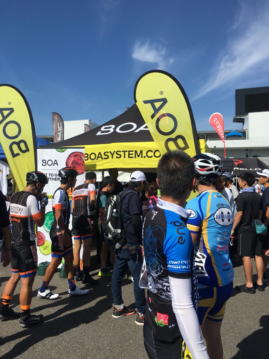 raleighpropel's tweet photo. シマノスズカでBOAがブース出してたんだけど、アンケートに答えると無料でBoAダイアルを交換してくれる太っ腹キャンペーンしてる。

全部違う色にしてみたら？
と言う雑な提案を真に受けたチームメイト（笑）

あれ？
意外といい感じ(｀・ω・´)

#tkg塩 #teamtkg #teamallout #boa#シマノスズカロード https://t.co/XXEchhcGsI