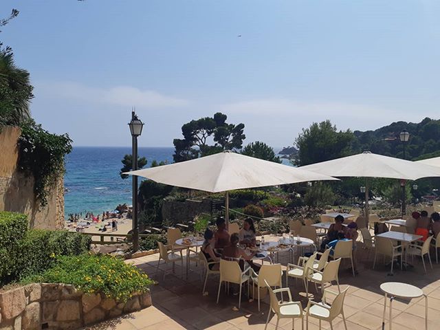 Petite vue sympa du camping! 🤗👌 #campingtreumal #espagne🇪🇸 #platjadaro #terrasse #sea #sun #playa #magnifiques #holidays #withlove❤️ 📷: <a href="/jejen35/">jejen</a>
