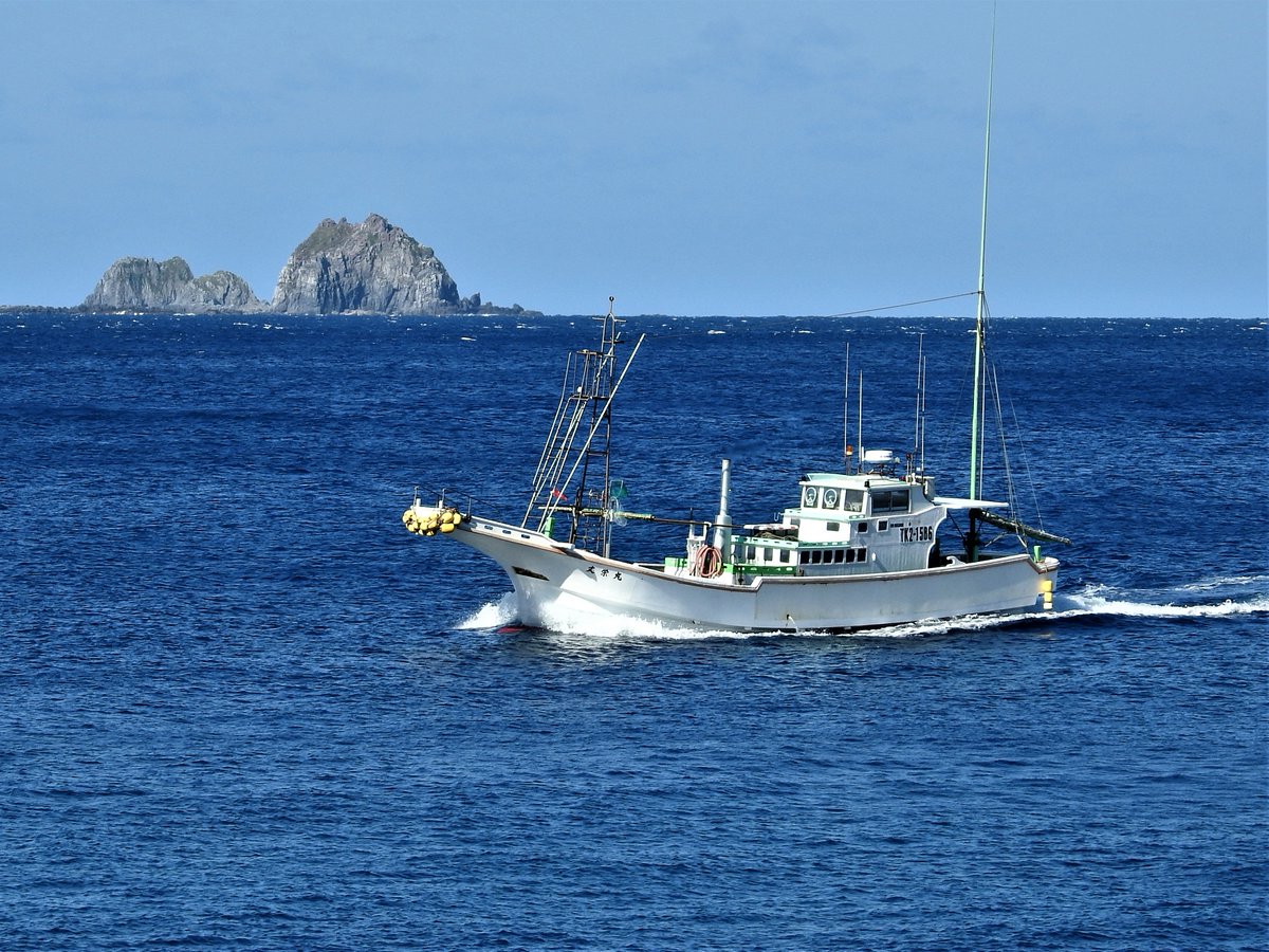 菱田清和 No Twitter 神津島の朝の風景 ー恩馳島と漁船ー 漁船 恩馳島 菱田清和 No Twitter 神津島の朝の風景 ー恩馳島と漁船ー 漁船 恩馳島