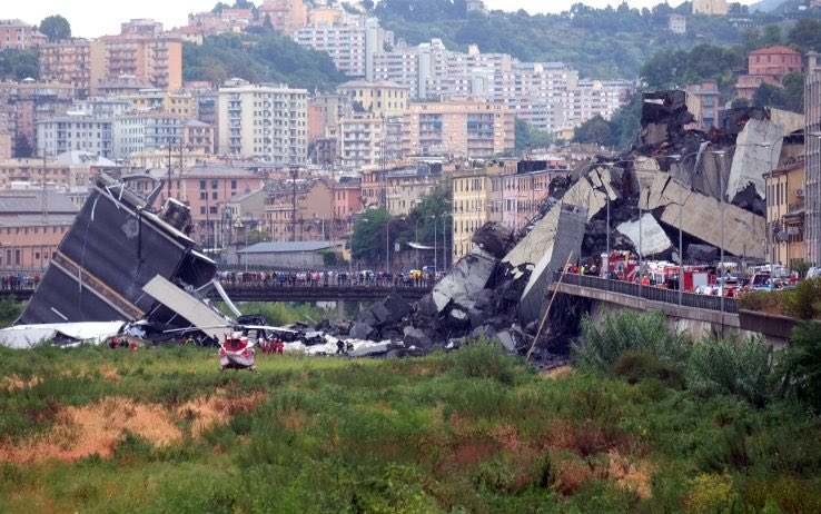 ceciliamatranga's tweet photo. saturday sad very sad, today in Genoa there will be the funeral of the victims, 41 people, of the tragically collapsed of #PonteMorandi #prayforgenoa il mio cuore con le famiglie ❤️ https://t.co/qHI45vnFDr