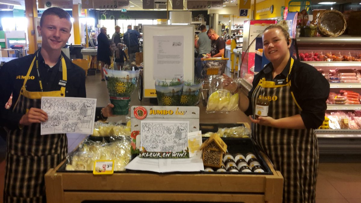 Wij hebben een leuke kleurplatenactie waarmee je een bijenhotel kunt winnen. De actie is tot zondag 2 september. De kleurplaten kan je vinden op de houten kist in de winkel waar we ook een heerlijk recept hebben liggen met witlof, honing en tijm #kleurplaten#lekkereten#bijenhotel