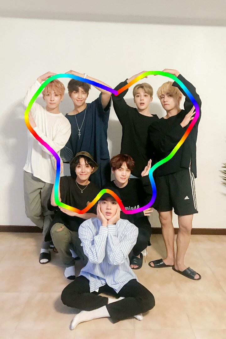LkOaRye's tweet image. Awwwe I "pelvic" you too. @BTS_twt HEHEHE 😂 #bts #hearteu #tooextra #weibo #army #edits #lol #joke