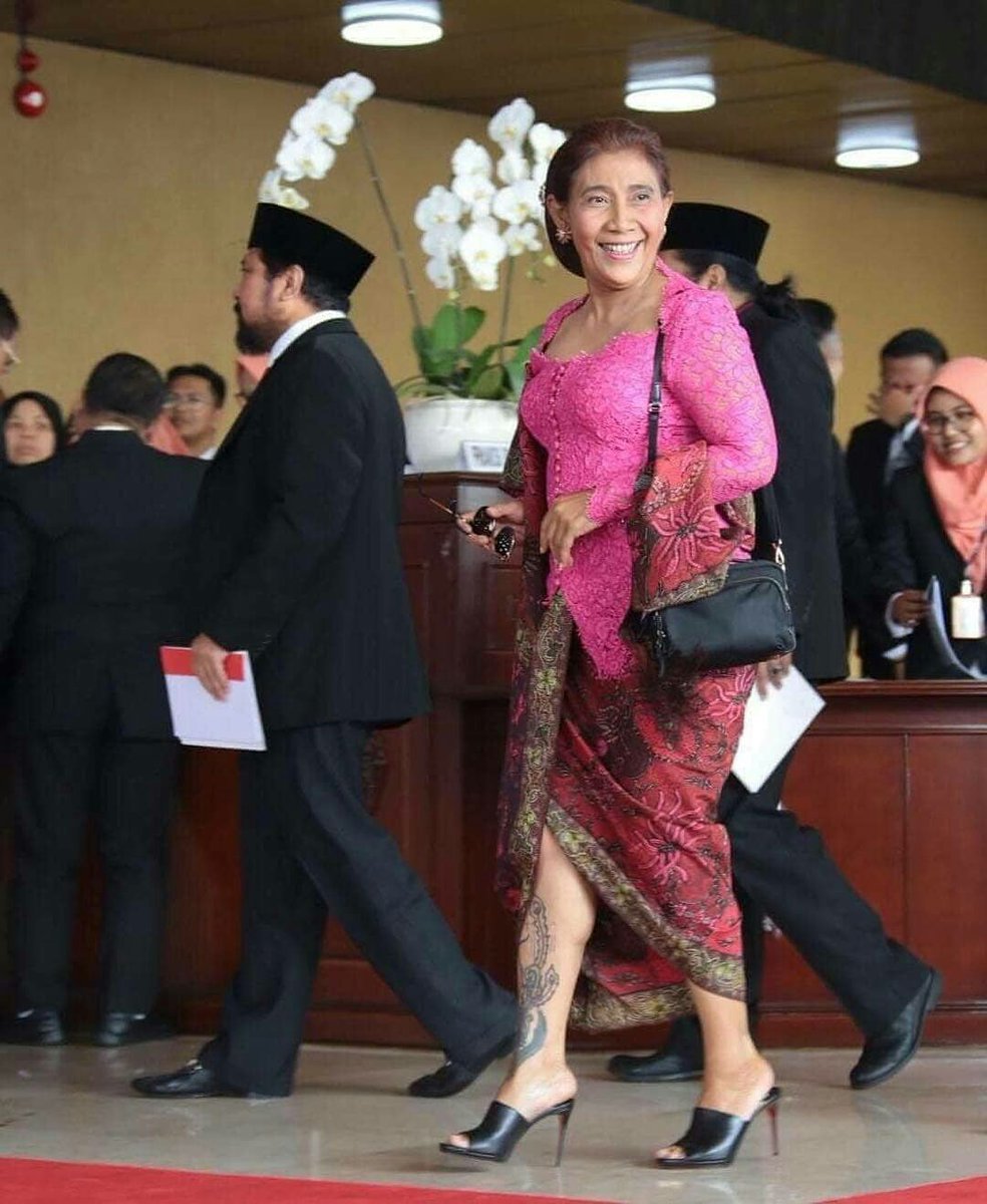 Ibu <a href="/susipudjiastuti/">Susi Pudjiastuti</a> terlihat melemparkan senyum
