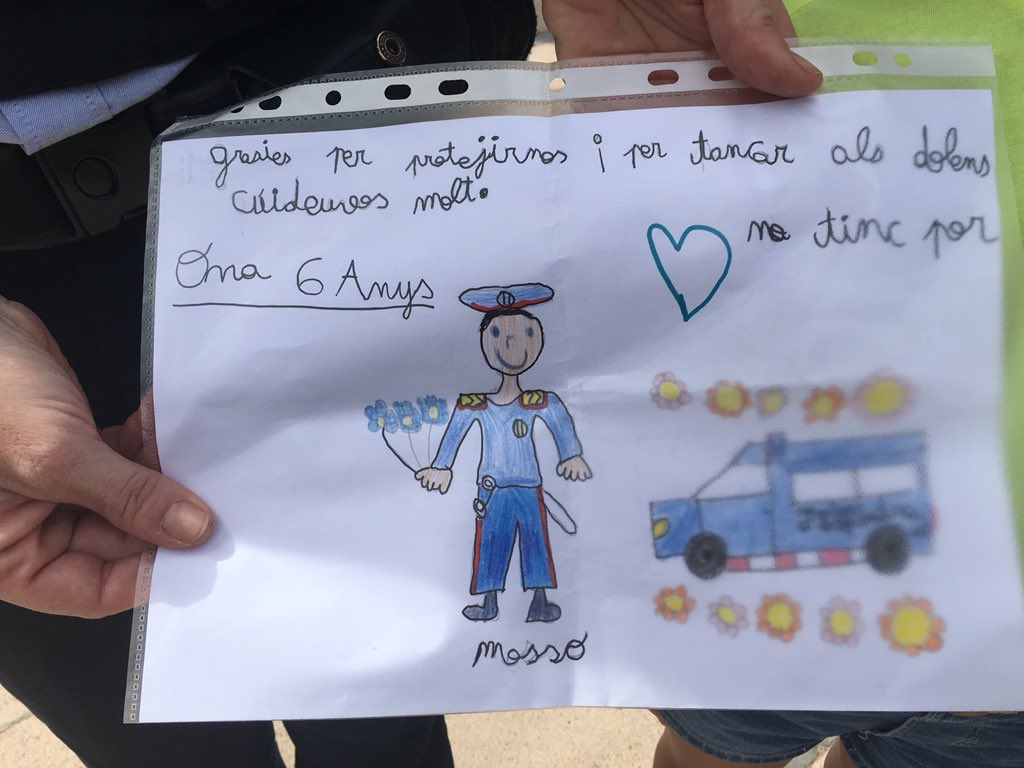 CoiaBalleste's tweet photo. “Gràcies per protegir-nos i per tancar als dolents. Cuideu-vos molt”. El missatge que una nena de 6 anys ha donat als @mossos. #Atemptats #Cambrils #17ACR #17ACambrils https://t.co/LvD8SUZxOZ