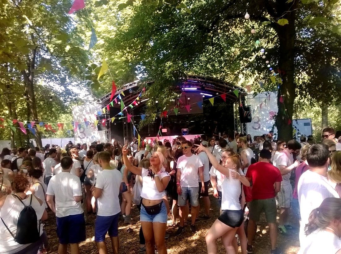 BaseCampBonn's tweet photo. Ganz schön was los bei @HoliColorsBonn 2018! #basecampbonn #holicolorsbonn #bonn #basecamp #holicolors #openair #festival #letsgetbunt https://t.co/bjesqiJY6F