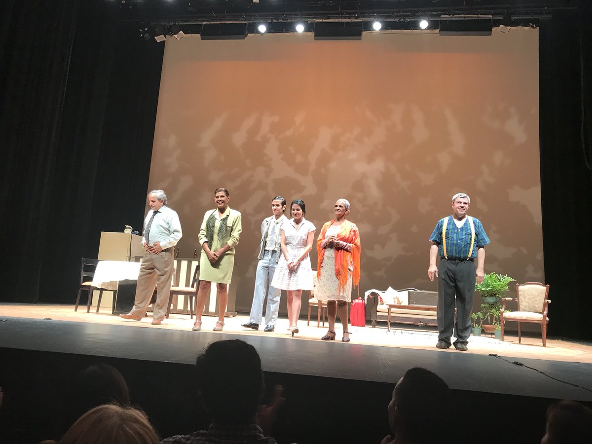 castorgonzalez's tweet photo. #loshombrosdeamerica de #faustoverdial con @manriquehector @jcogando @marcegiron16 @StefanyFrade @memeestrada5 y @pecborgo. Sentida obra que desde la perspectiva de la migración española refleja el #hoy de millones de #venezolanos Hoy 5pm #EntradaLibre en el @CculturalChacao https://t.co/NJaQxpDfdK