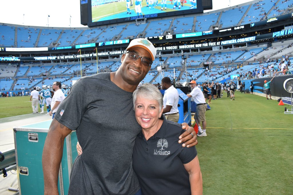 teamdraft's tweet photo. Former @49ers @Redskins & current @MiamiDolphins coach #AndreCarter caught up with #lungcancer @dustywater before the @panthers game #sidelinepasses #tacklinglungcancer #LCSM @LiveLung1 https://t.co/IK98y4uSdH