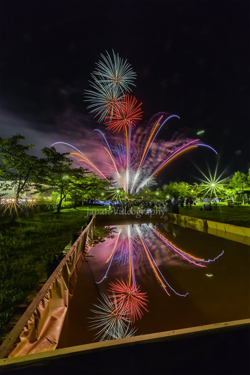 JVideography's tweet photo. 商工祭 おもしぇがらきてけさin富谷
祭りのラストを飾る花火大会では魚つかみ取りの水槽を使って、魚つかみ取リフレクションにチャレンジしてみました。

#写真好きな人と繋がりたい #ファインダーの越しの私の世界 #Nikon #D7500 #花火 #花火大会 #花火大会2018 #Fireworks https://t.co/tCQVEqOZIB