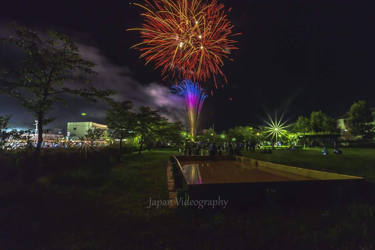JVideography's tweet photo. 商工祭 おもしぇがらきてけさin富谷
祭りのラストを飾る花火大会では魚つかみ取りの水槽を使って、魚つかみ取リフレクションにチャレンジしてみました。

#写真好きな人と繋がりたい #ファインダーの越しの私の世界 #Nikon #D7500 #花火 #花火大会 #花火大会2018 #Fireworks https://t.co/tCQVEqOZIB