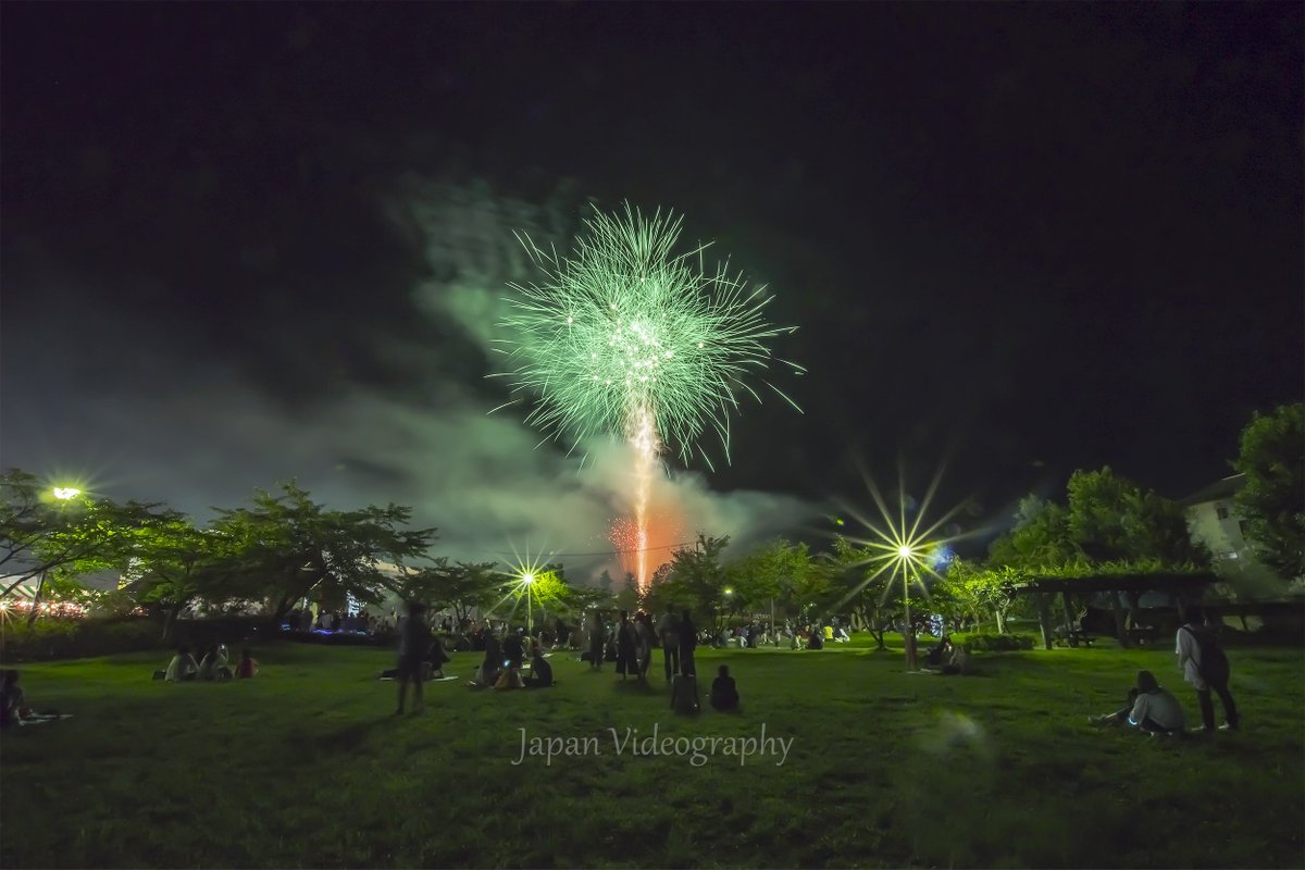 JVideography's tweet photo. 商工祭 おもしぇがらきてけさin富谷
祭りのラストを飾る花火大会では魚つかみ取りの水槽を使って、魚つかみ取リフレクションにチャレンジしてみました。

#写真好きな人と繋がりたい #ファインダーの越しの私の世界 #Nikon #D7500 #花火 #花火大会 #花火大会2018 #Fireworks https://t.co/tCQVEqOZIB
