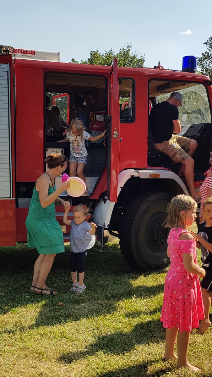 FF_Mgg's tweet photo. Wir unterstützen mit dem #RK #RotesKreuz und der #Polizei das Kinderfest der #Kinderfreunde in #Marchegg und sorgen für Abkühlung https://t.co/6iDbwdwgdQ