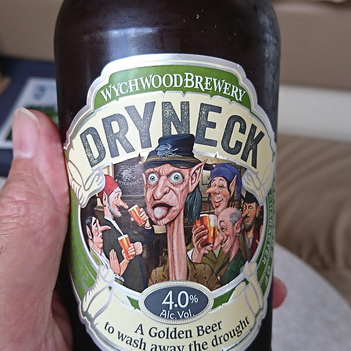 martinianpaul's tweet photo. Cold from the fridge. @WychwoodGoblins #dryneck #goldenbeer #beeroclock https://t.co/piiVZW1l9E
