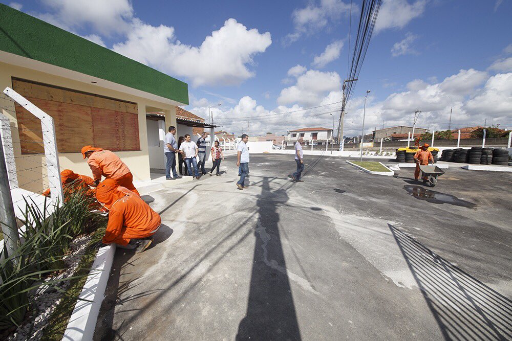 EdvaldoNogueira's tweet photo. Aproveitando o sábado pra dar uma olhada de perto no primeiro ecoponto de Aracaju, no Bairro Industrial, que está sendo finalizado e vamos inaugurar na próxima quarta-feira. Esse é um passo importante para colocar fim aos pontos irregulares de descarte de lixo da cidade! https://t.co/jd9wHT668L