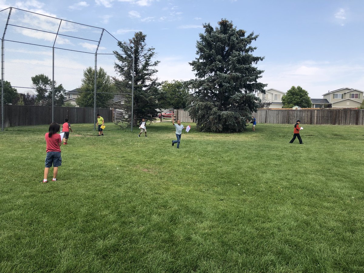 BeccaTessarolo's tweet photo. Nothing like turning an “extra recess” into a little bit of learning time! #ScienceRules #naturelovers #OutsideEd https://t.co/JKwBfH0G3X