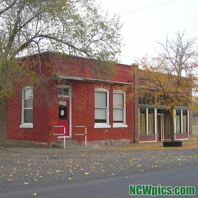 ncwpics's tweet photo. #Krupp, #Washington in #GrantCounty. You may know it as #Marlin. #DidYouKnow it has the lowest #population of any Incorporated municipality in #WashingtonState?
#smalltown #rural #oldbuildings #twonames #NorthCentralWashington #ncw #NCWpics https://t.co/N3EpV8NaXn https://t.co/Nu6hIEhFAy