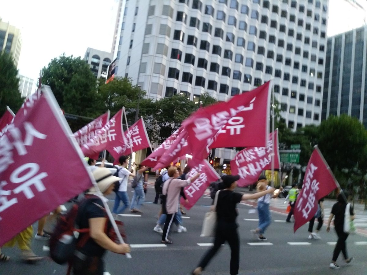 광화문-인사동 일대 전체가 2만여 명의 함성으로 둘러싸였습니다. 사법부와 가해자들은 분노한 시민들 앞에 나와 사죄해야 합니다. "성범죄자 비호하는 사법부도 공범이다!"