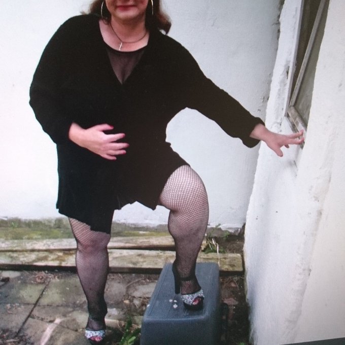 Heute mal schon fr&uuml;h im Chat. Von 13 Uhr 30 - 16 Uhr 30 live im Chat bei zuhause. com 😘 Besuche mich<a href="/tag/chat"class="tags"><span>#chat</span></a><a href="/tag/webcamgirl"class="tags"><span>#webcamgirl</span></a><a href="/tag/camgirl"class="tags"><span>#camgirl</span></a><a href="/tag/mollig"class="tags"><span>#mollig</span></a><a href="/tag/br%C3%BCnnett"class="tags"><span>#br&uuml;nnett</span></a>