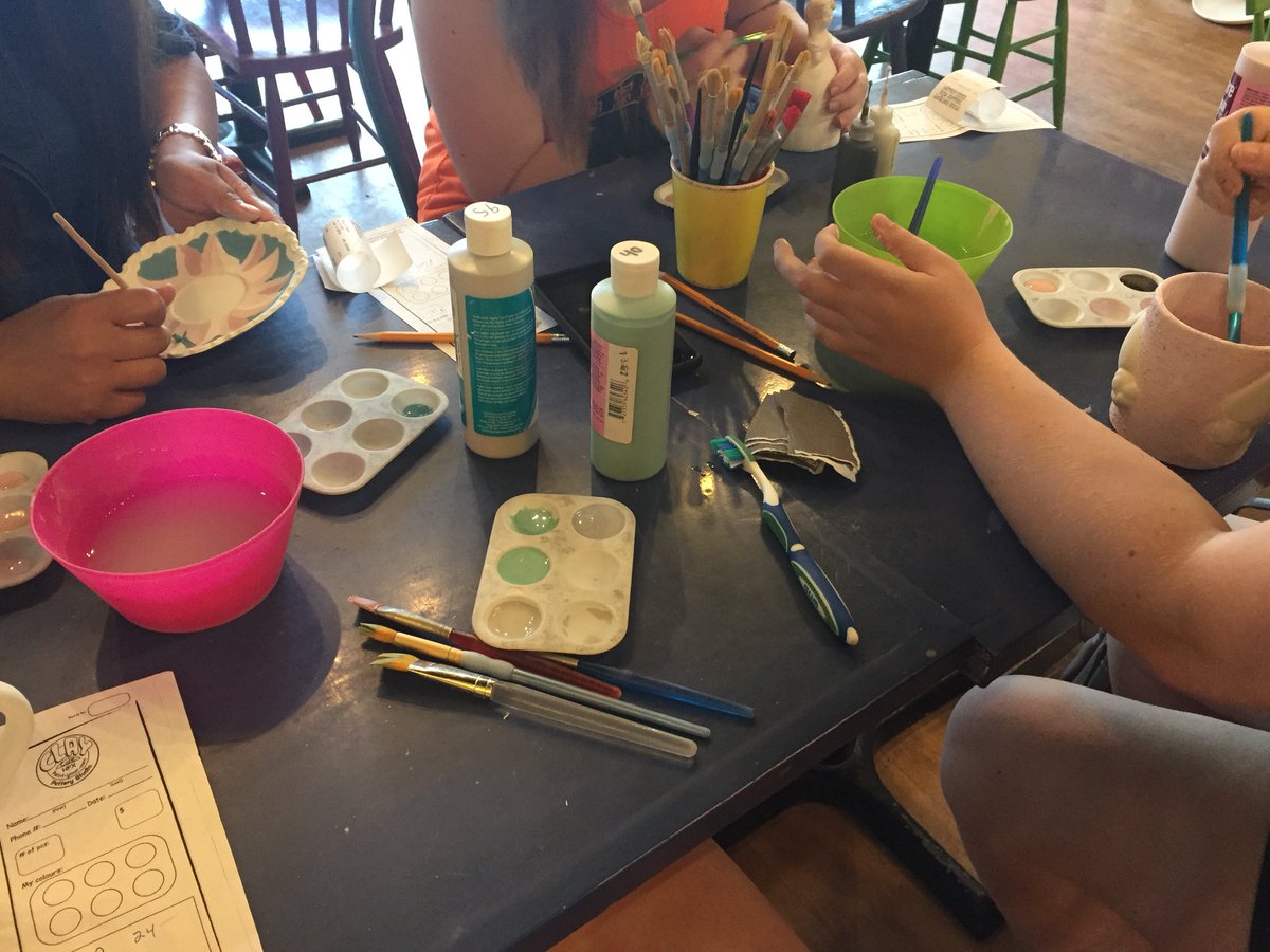 XrayNatalie's tweet image. After work activity this week was at Clay Cafe! Stress relieving &amp;amp; great fun bringing handmade gifts home🇨🇦
#ClayCafeHalifax #claycafe #GroupActivity #Creative #Canada #WorkExchange