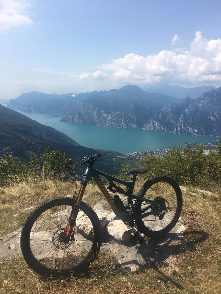 zaniaclothinguk's tweet photo. Who’d have thought the trails of #lakegarda would be some of the best we’ve ridden 🚵♀️
#mountainbiking #rideitaly #letsridebikes #Mountainbike #mountainbikeadventure https://t.co/qLqFWfjiNl