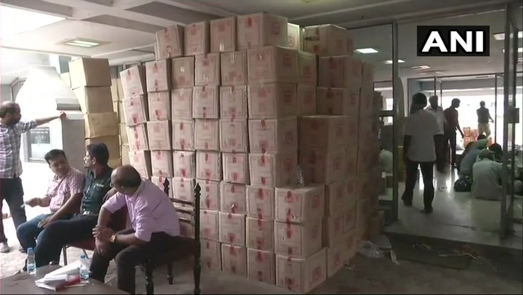 ANI's tweet photo. Punjab: 1 lakh packets of food products consisting water bottles, skimmed milk, biscuits &amp; sugar being sent to Halwara airport in Ludhiana. CM Capt Amarinder Singh had announced Rs 10 crores worth of immediate relief for #KeralaFloods,Rs 5 cr in form of ready-to-eat food material https://t.co/XfrVyn31vX