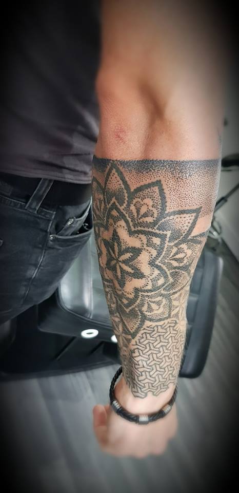 IainStrannigan's tweet photo. Mandala #milliondots #dotwork #valhallatattoostudio #Kilmarnock #mandala #tattoo https://t.co/YI14sF98wD