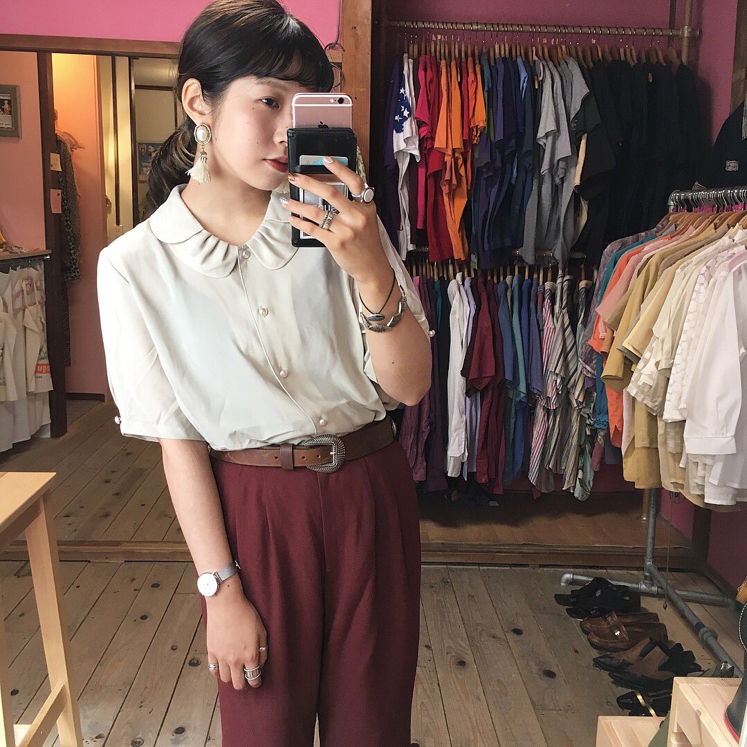 new ♡♡
ブラウス入荷 ♥️
.
襟やボタンのデザインまで可愛い
ブラウスです！
こちらも 8/24まで
30%offの対象です。
是非店頭でご覧ください❤︎
.
.
#spia #古着屋 #中崎町