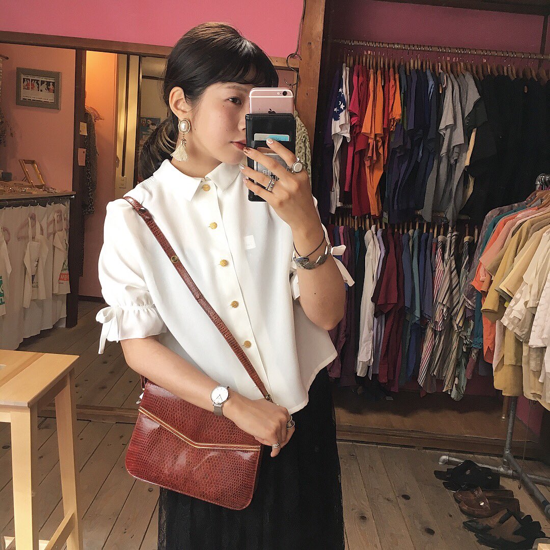 spia_s___ae's tweet photo. new ♡♡
ブラウス入荷 ♥️
.
襟やボタンのデザインまで可愛い
ブラウスです！
こちらも 8/24まで
30%offの対象です。
是非店頭でご覧ください❤︎
.
.
#spia #古着屋 #中崎町 https://t.co/gKB2hj7cK1