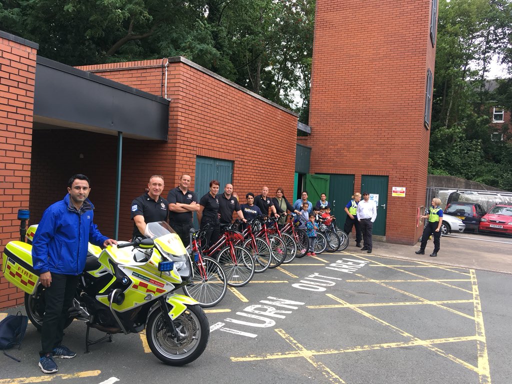 wmfsbike's tweet photo. @wmfsbike @bikerdownwmfs @TechRescueWMFS @WestMidsFire supporting @ScccBt at @Smethwickfire  with @CDTWMP promoting safe cycling in the community https://t.co/cX2qAHRYXe