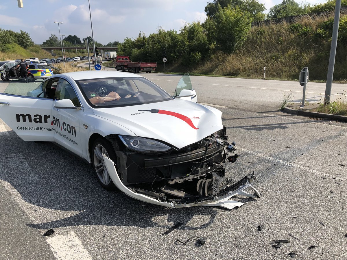 meinert's tweet photo. @elonmusk my S (4y, 186‘km) was crashed thursday. I ordered a M3 at 8th Place in Düsseldorf 2016. Maybe you can send it by @SpaceX rocket? https://t.co/crmg6fdvDW