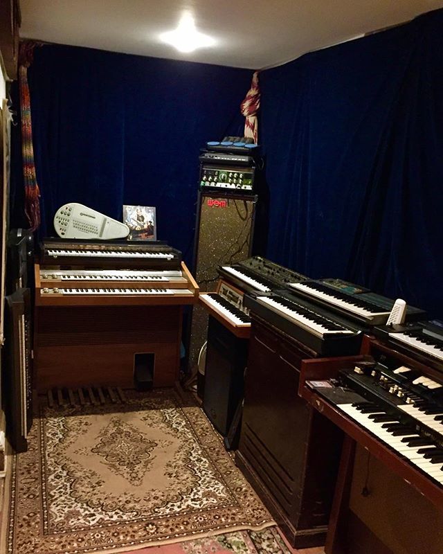 RedSquirrelIOW's tweet photo. #rolandd50 #hammondl100 #hammondorgan #korgpkly800 #korg #korgdelta #elkarhapsody #elka #philicorda #philicordaorgan #organ #stringsynth #polysynth #iow #isleofwight #studio #analog #roland #rolandspaceecho #lesliespeaker #leslie147 #hohnerpianet #hohne… https://t.co/DEIzr2R9Gt https://t.co/zWWTvL7qDU