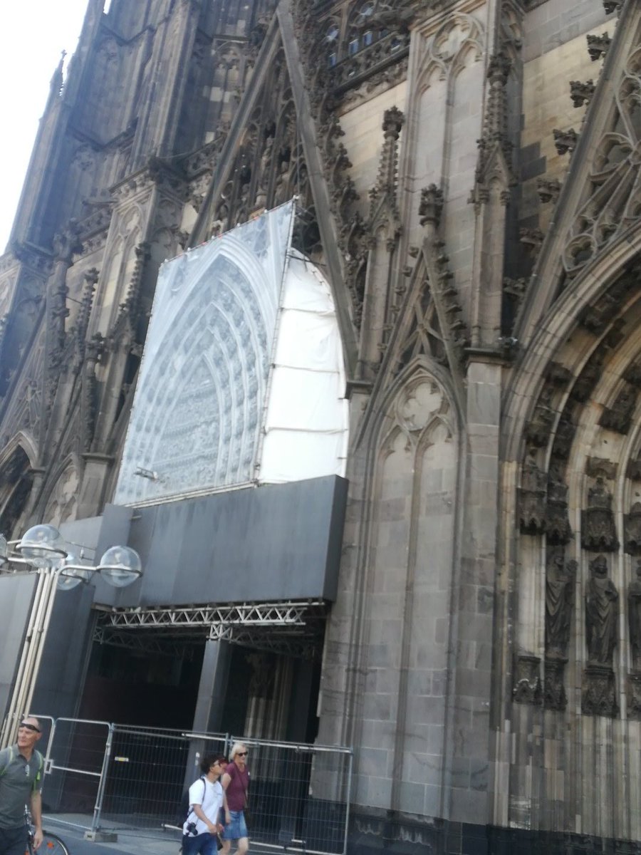 CtKoln's tweet photo. Sind da und warten vorm Dom https://t.co/ONnDw64vuH