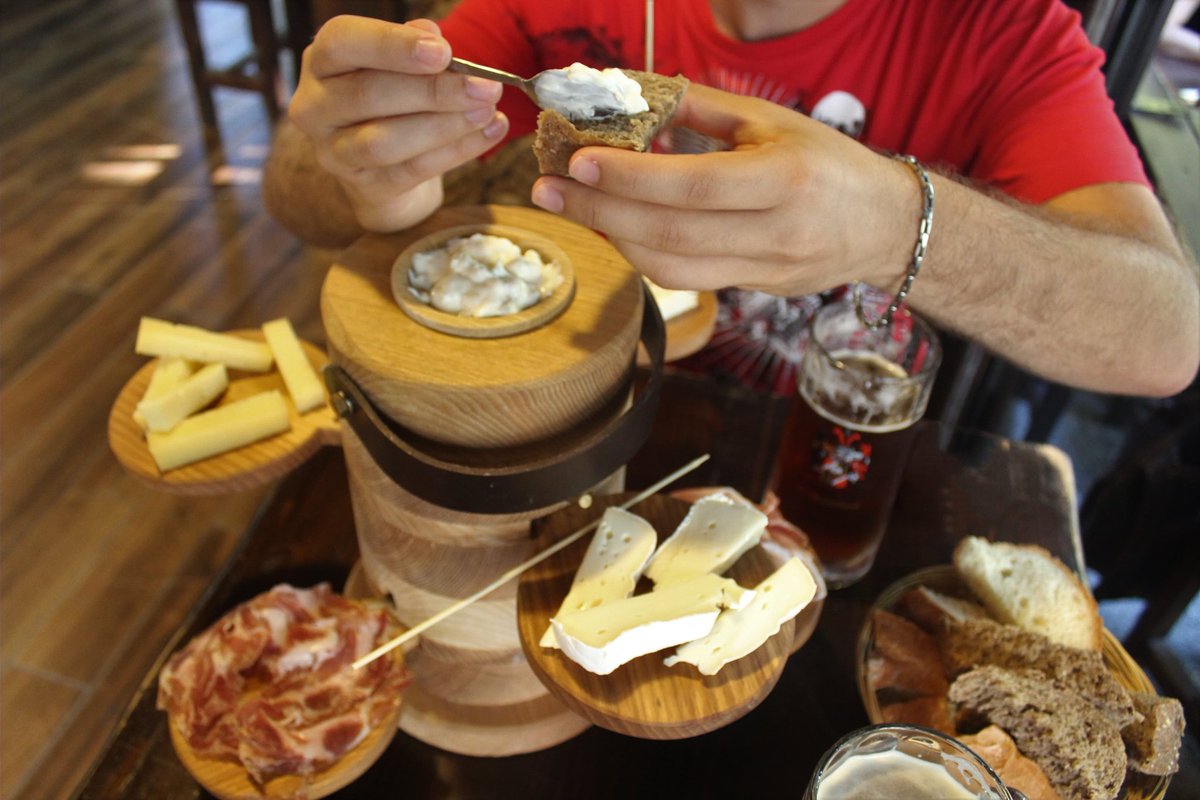 Un #aperitivomilanese per combattere il #caldo 🍸 Vi consigliamo Cheese Park, con la sua atmosfera di montagna e taglieri gustosi, vi porterà un po' di fresco 🧀🍞 #Summer #estate2018 #SummerVibes #Milano #milanofood #foodblogger
NUOVO ARTICOLO spignattando.it/cheese-park-mi…
