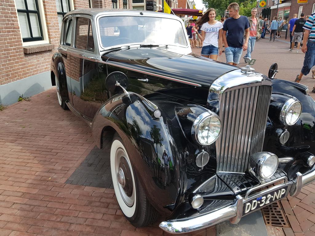 tenkatejan's tweet image. Heel veel belangstelling voor de @oldtimerdag Ruinerwold. Hulde aan alle vrijwilligers die dit mogelijk maken @GemDeWolden Ook nog enig jeugdsentiment #kreidler