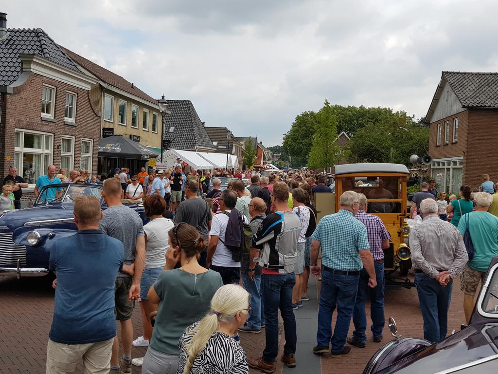 tenkatejan's tweet image. Heel veel belangstelling voor de @oldtimerdag Ruinerwold. Hulde aan alle vrijwilligers die dit mogelijk maken @GemDeWolden Ook nog enig jeugdsentiment #kreidler